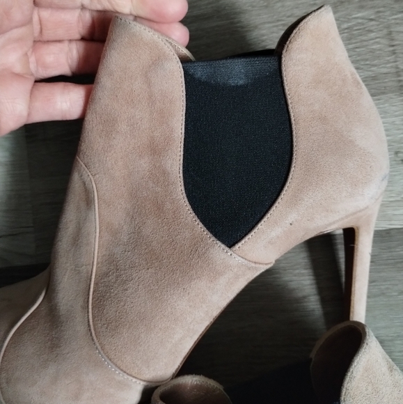 Alaia Elegant Suede Tan Women's Heeled Ankle Boots - Picture 14 of 16